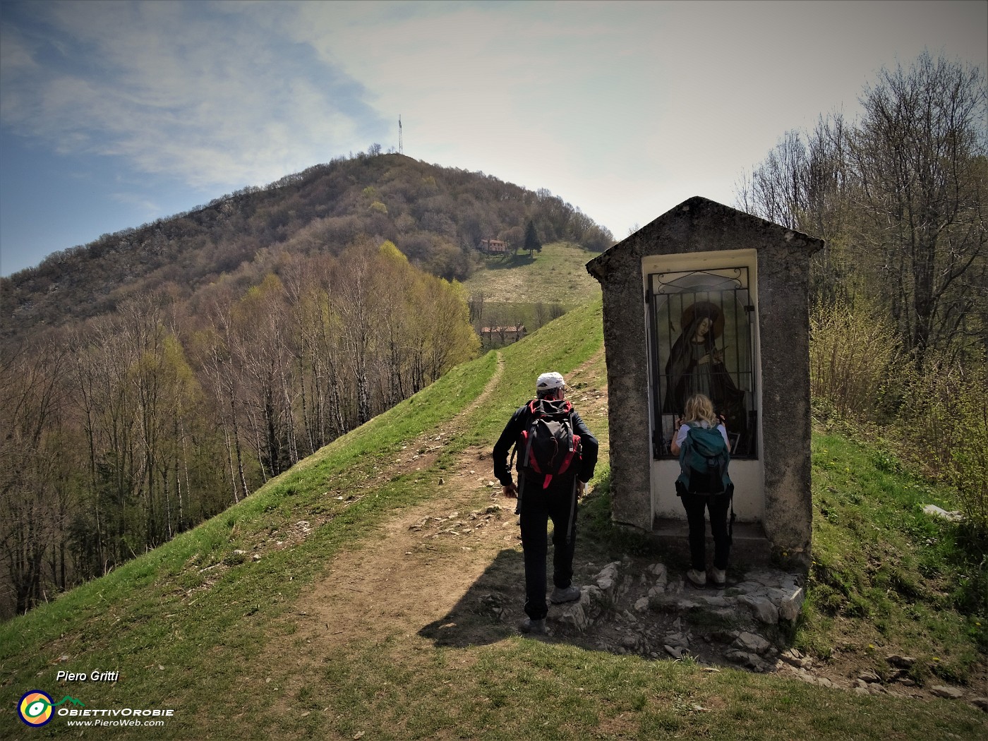 78 Cappelletta della Madonna del Cacciatore con vista sulla cima del Canto Alto.JPG